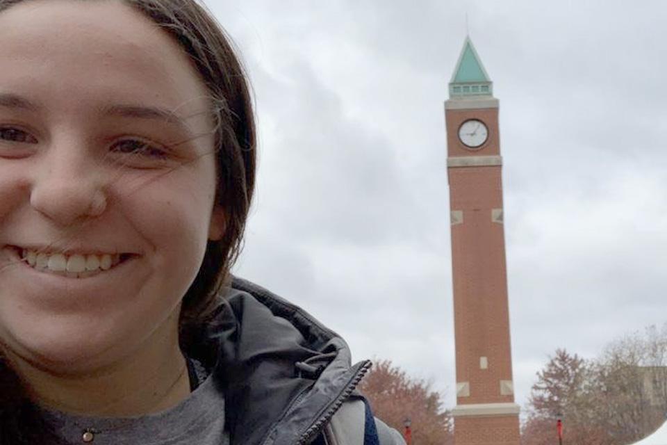 博彩网址大全 student taking a 博彩网址大全 clocktower selfie